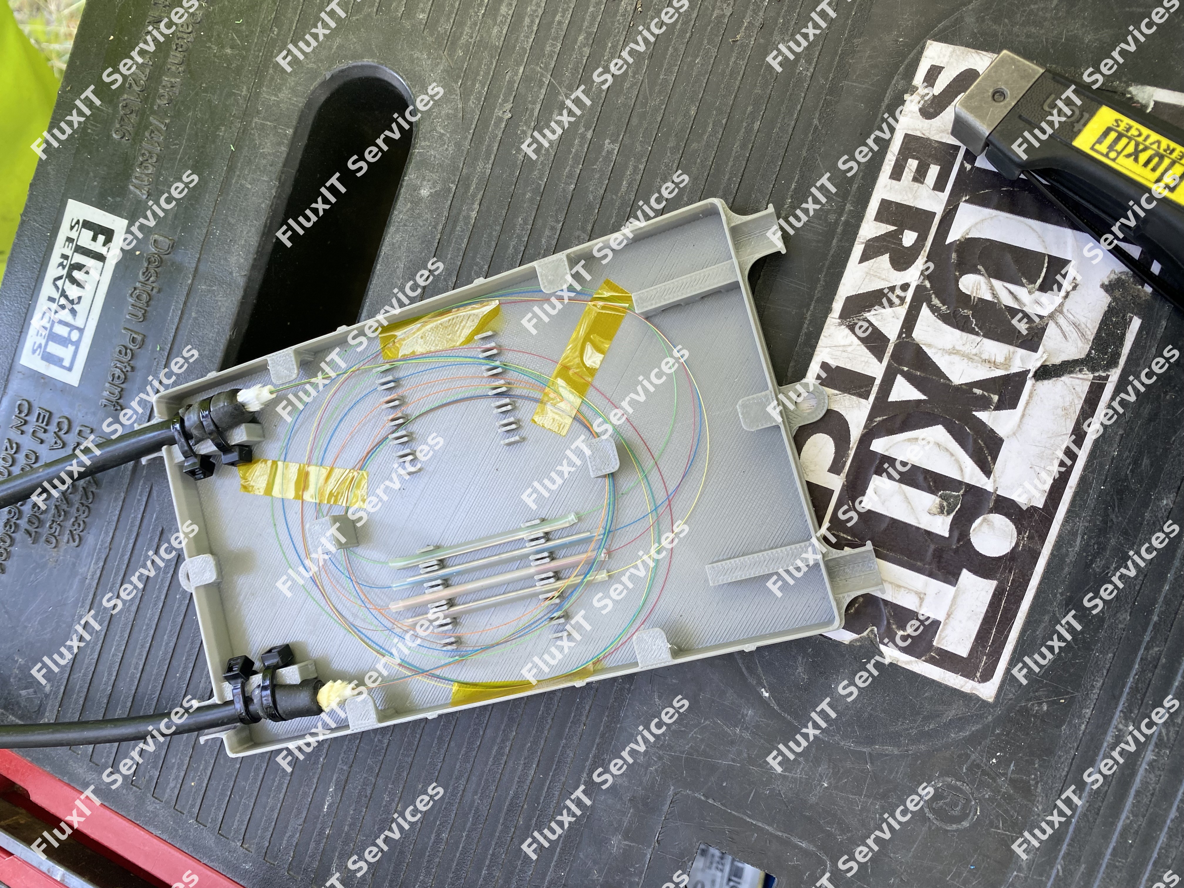 Suduri fibra optica singlemode in patch panel si casete FluxIT